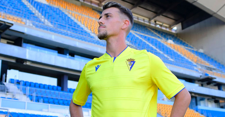 Antonio Blanco con la camiseta amarilla. Foto: Cádiz CF