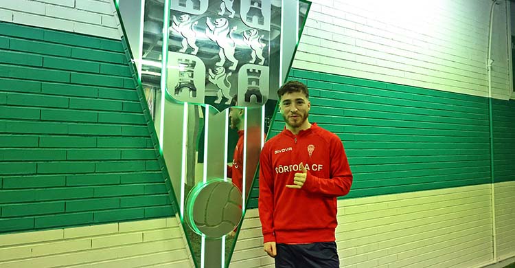 Armando Shashoua posando esta mañana junto al escudo del Córdoba CF antes de su primer entrenamiento como cordobesista.