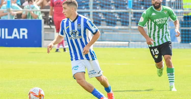 El centrocampista inglés oriundo de Venezuela Armando Shashoua jugando la pasada campaña con el Atlético Baleares.