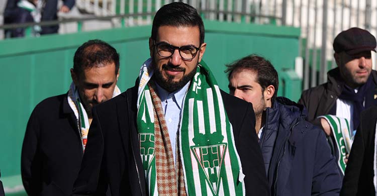 Abdella Al-Zain, el presidente del Córdoba, regresó a El Arcángel tres años después de su primera aparición.