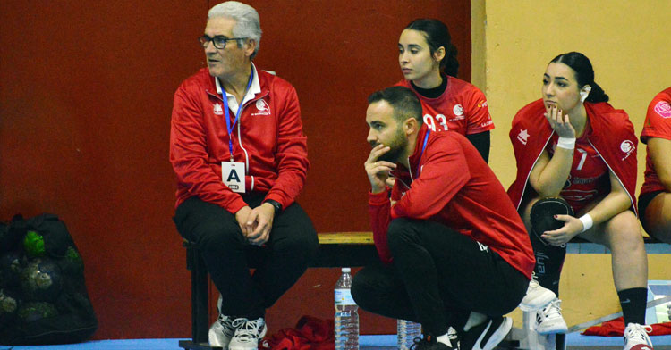 Benito Puerto en su área técnica con el maestro Antonio Reyes en su auxilio en el banquillo. Foto: CBM