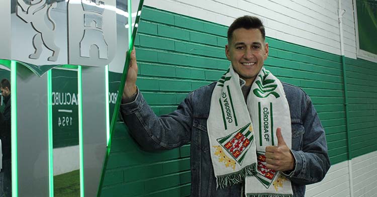 Antonio Caballero posando para la cámara de Cordobadeporte durante su presentación.