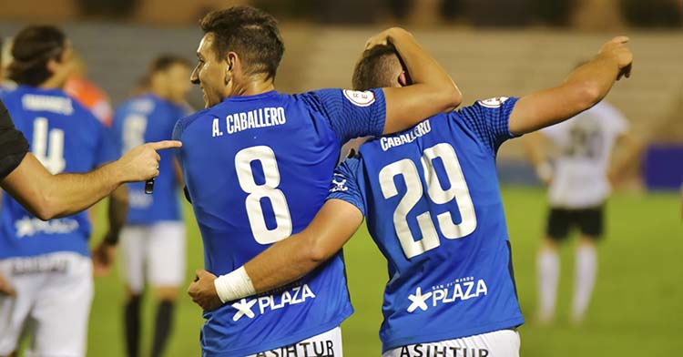 Caballero celebrando un gol con el San Fernando.