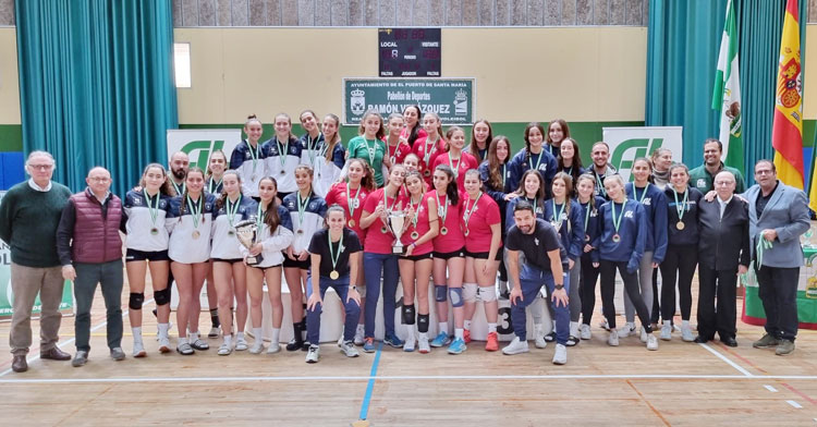 Las cadetes cordobesas, a la derecha en la foto de familia de los tres primeros. Fotos: FAVB