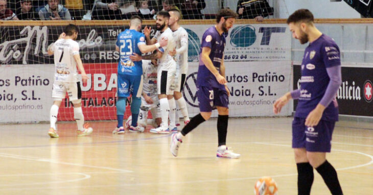 Los jugadores locales celebran uno de sus tantos con Zequi y Saura cabizbajos. Foto: Noia Portus Apostoli