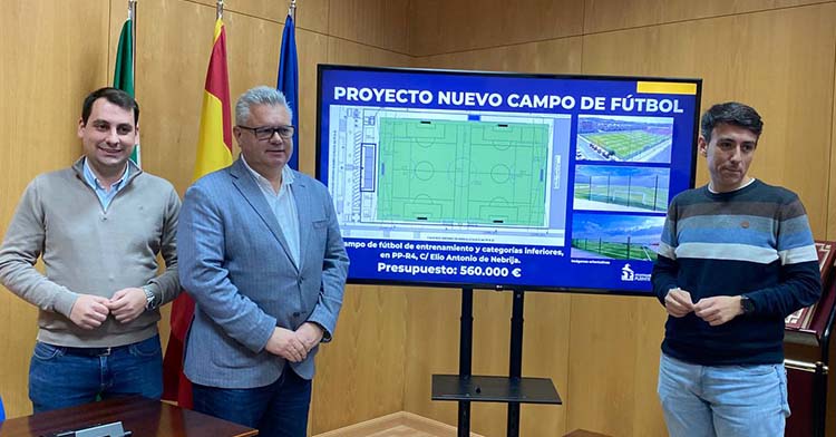 El alcalde de Puente Genil, Esteban Morales, junto al concejal de Deportes, José Antonio Gómez, presentando el proyecto.