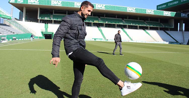 Canario tocando el balón sobre el verde de El Arcángel donde ya se estrenó ayer ante el Celta B.