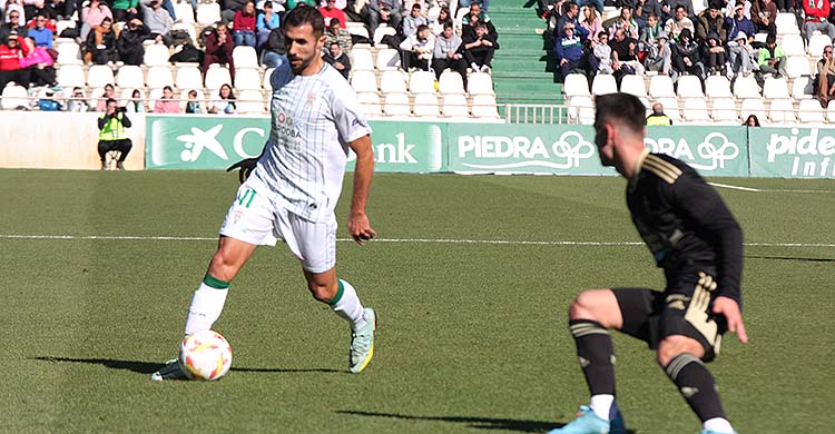 Canario avanzando con el balón en el partido ante el Ceuta.