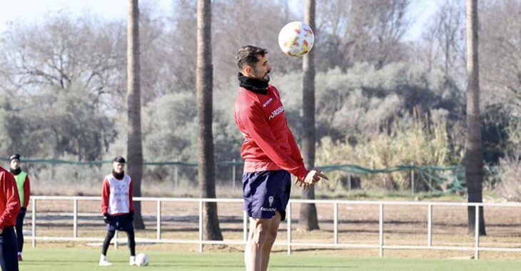 Canario cabeceando un balón en su primer entrenamiento con el Córdoba CF.