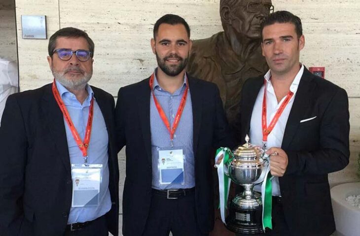 Carrión posando con el trofeo de campeón en Tercera con el filial tras lograr el ascenso, con Carlos González a la izquierda.