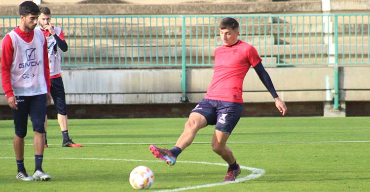 Christian Carracedo tocando el balón listo para reaparecer el domingo ante el Celta B tras cumplir su partido de sanción.
