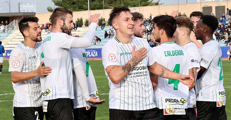 Christian Carracedo celebrando con sus compañero el tanto que remontaba el marcador en San Fernando.
