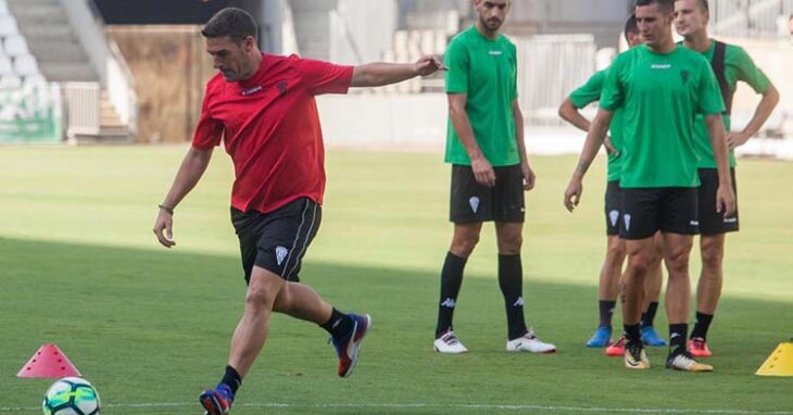 Carrión golpeando el balón como entrenador del Córdoba.