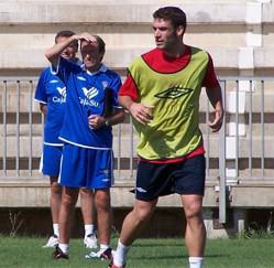 Luis Carrión entrenando en la Ciudad Deportiva con Juan Verdugo y Pepe Escalante al fondo.