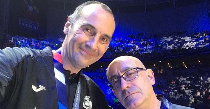 Felices. César Montes y su sonrisa junto a Jordi Ribera con sus medallas de bronce colgadas al cuello en Suecia.