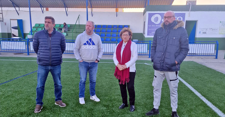 La puesta de largo del nuevo césped artificial en el Municipal de Almodóvar, con la alcaldesa Sierra Luque al frente