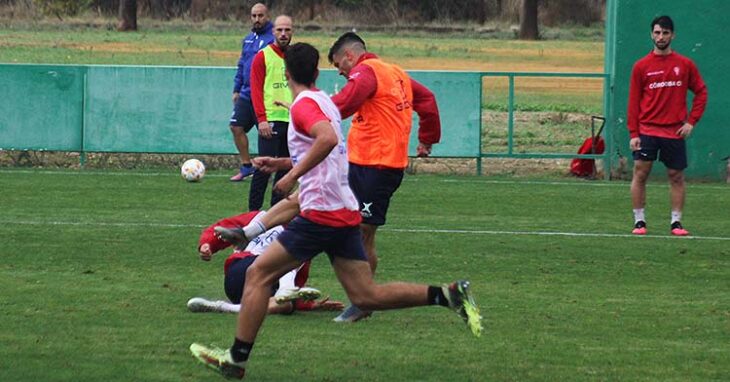 Willy encarnado portería con Christian Delgado al fondo, en el que podría ser la última convocatoria del algecireño con el Córdoba CF antes de salir cedido.