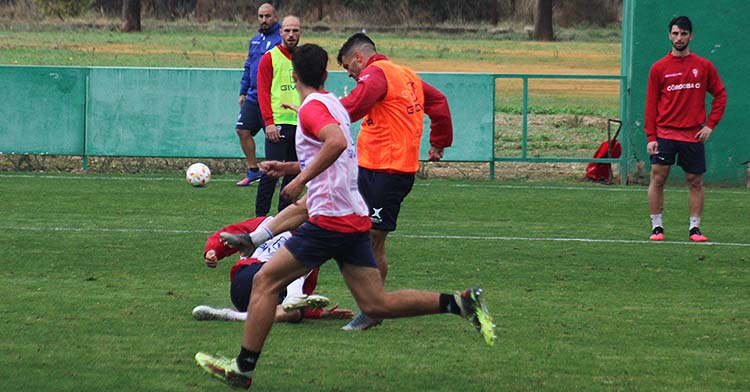Willy encarnado portería con Christian Delgado al fondo, en el que podría ser la última convocatoria del algecireño con el Córdoba CF antes de salir cedido.