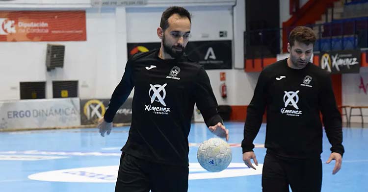 José Cuenca calentando junto a Chen Pomeranz.