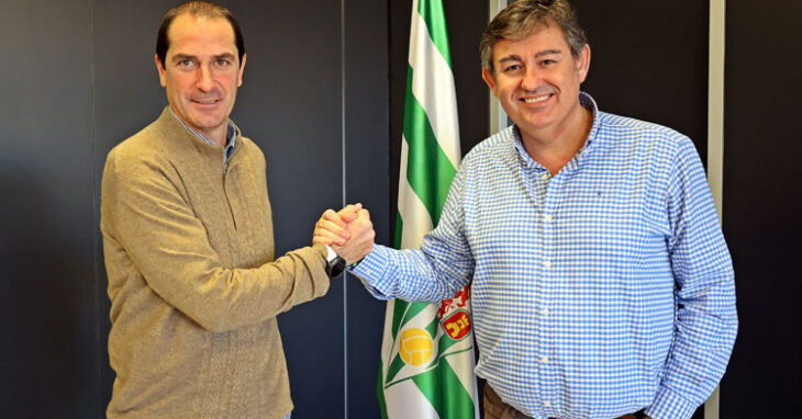 Diego Caro une fuerzas con Javier González Calvo, consejero delegado del club. Foto: CCF