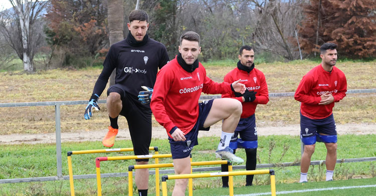 Ekaitz Jiménez pasando uno de los circuitos físicos en la vuelta a los entrenamientos del Córdoba CF.