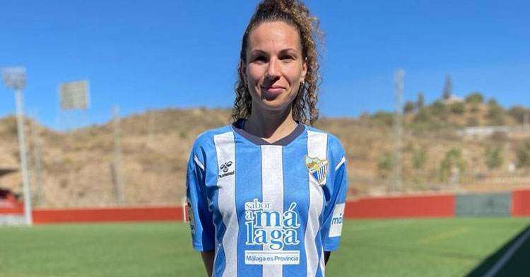 Félicité Hamidouche posando con la elástica de su club anterior. Foto: Málaga Femenino