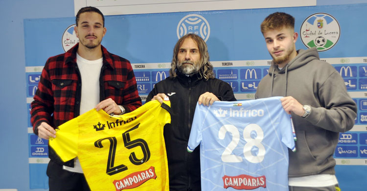Luisma Tovar, a la izquierda, junto a Juani y Rafa Manosalva en su presentación. Foto: Ciudad de Lucena