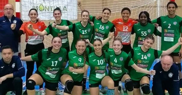 Rafa Moreno y sus jugadoras tras una victoria. Foto: Adesal