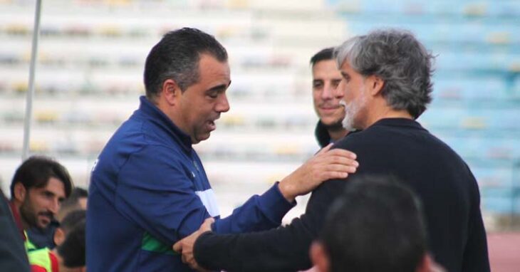 Germán Crespo saludando a Pablo Alfaro en su debut en San Fernando.