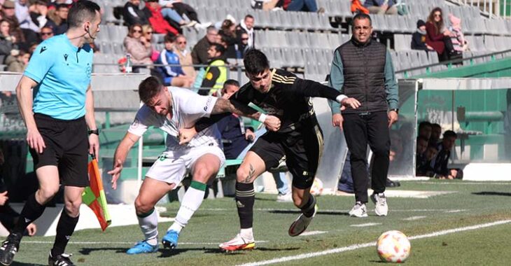 Germán Crespo, impotente, siguiendo el juego desde la banda en un escorzo de Casas para intentar marcharse de un rival.