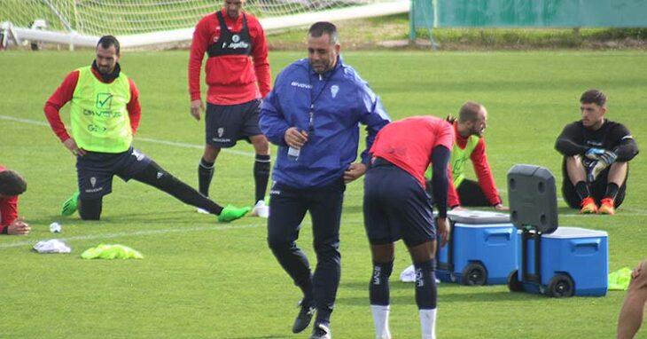 Germán Crespo pensativo en el penúltimo entrenamiento de la semana.