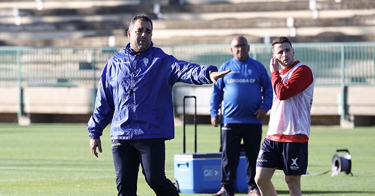 Germán Crespo dando instrucciones a sus jugadores con Ekaitz Jiménez al fondo cada vez más integrado con el grupo.