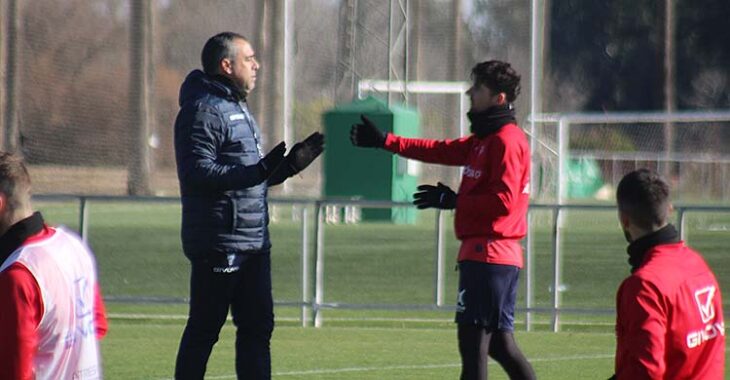 Germán Crespo departiendo con Javi Flores al término del entrenamiento; el capitán apunta a su regreso al equipo titular.