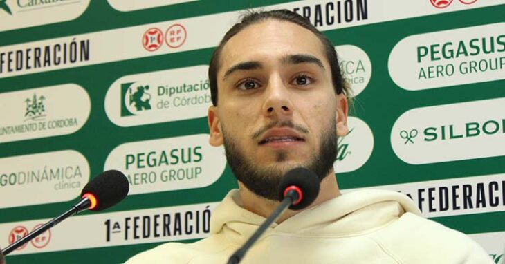 Dragisa Gudelj a su paso por la sala de prensa antes de reaparecer el domingo ante la Balona.