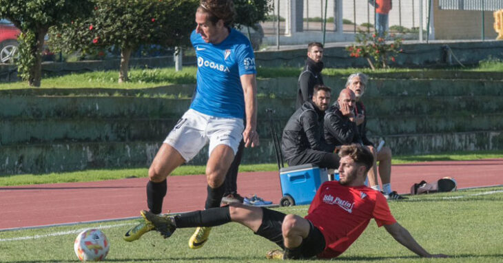 El San Fernando en un partidillo con su filial en esta misma semana y Pablo Alfaro al fondo tomando notas. Foto: San Fernando CDI