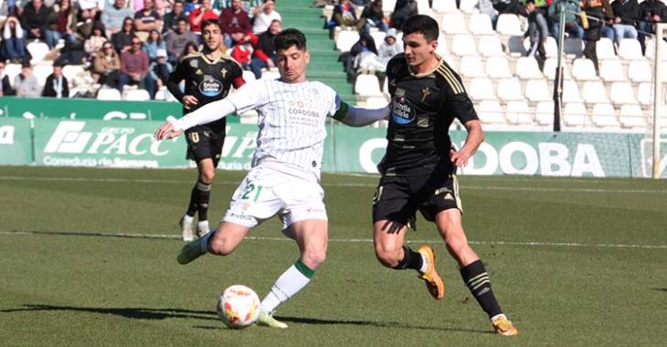 Javi Flores buscando un desplazamiento en largo tras dejar atrás a un jugador del Celta B.