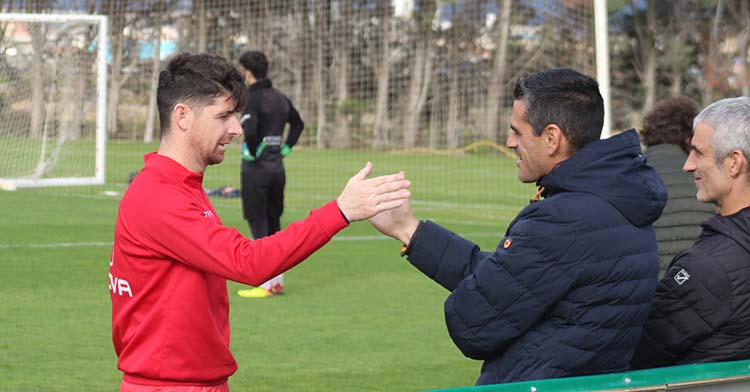 Javi Flores saludando a Juanito tras concluir sus ejercicios de rehabilitación.