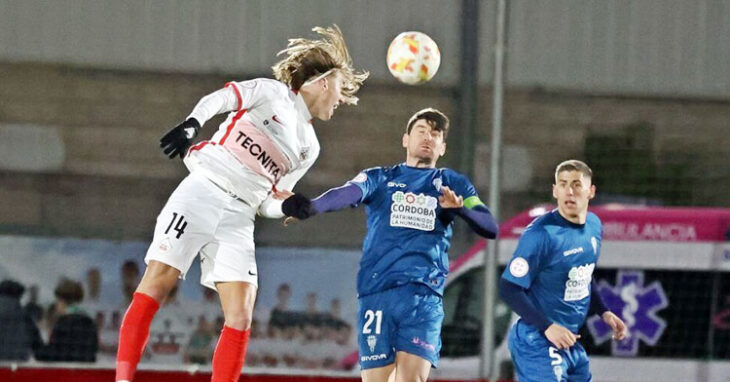 Javi Flores pelea una pelota el pasado sábado en presencia de Jorge Moreno. Foto: CCF