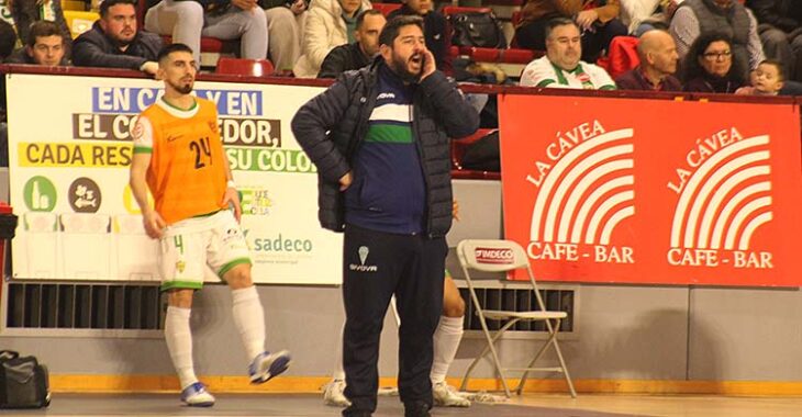 Josan González dando instrucciones en la banda del Vista Alegre.