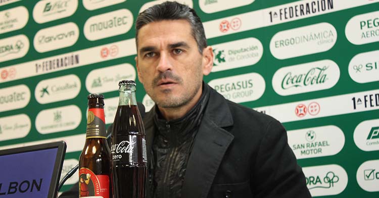 Juanito atendiendo a los medios de comunicación en la sala de prensa de El Arcángel.