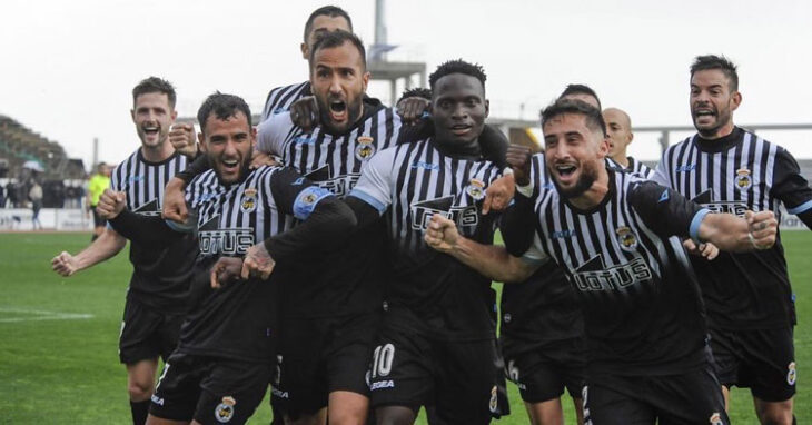 Los jugadores balonos, con el cordobés Fran Morante entre ellos, celebran uno de sus goles al Fuenlabrada. Foto: Real Balompédica Linense