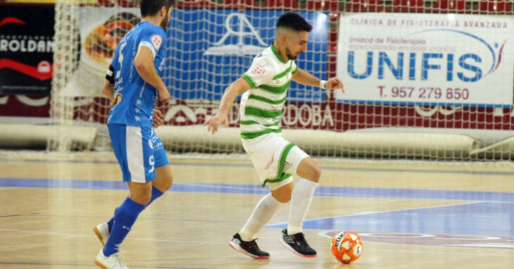 Lucas Bolo conduce la pelota ante el Noia en Vista Alegre. Foto: Córdoba Futsal