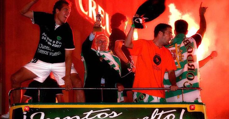 Luis Carrión celebrando el ascenso por las calles de Córdoba junto a Litri y Pablo Villa.