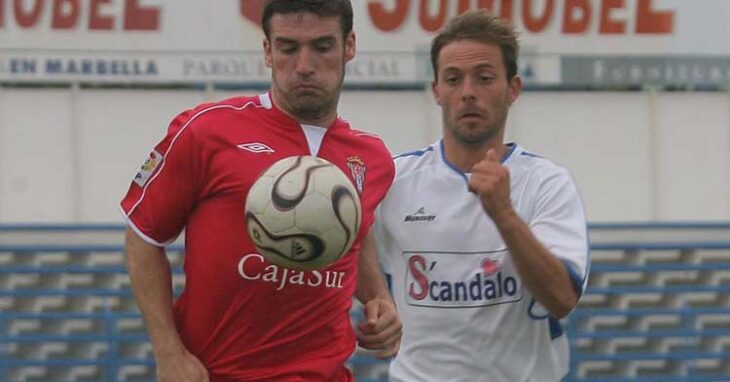 Luis Carrión en su segunda temporada como cordobesista protegiendo un balón ante el cordobés del Écija Requena.
