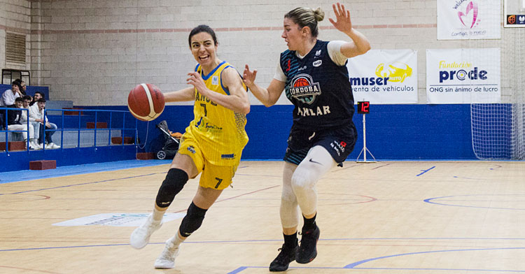 Marta Martínez tratando de dificultar la entrada a canasta de una rival. Foto: Gabriele Friscia
