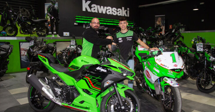 Pepe Osuna y Rubén Saco, comercial del concesionario, en la entrega del premio Kawasaki
