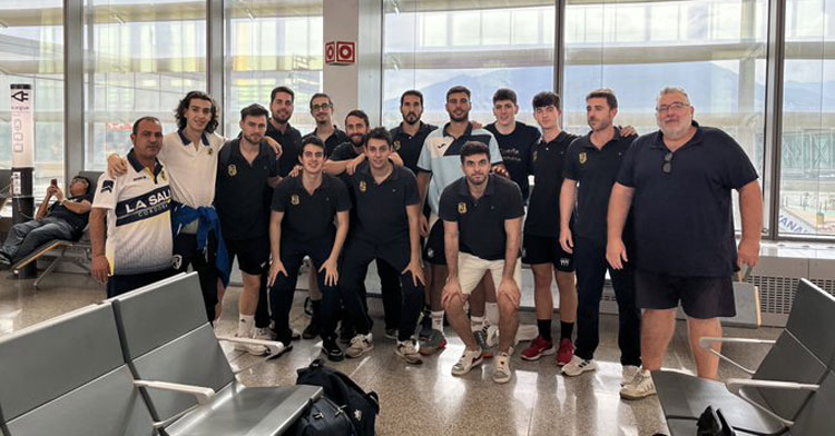 El técnico de La Salle, Pepedu Córdoba, con sus chicos.