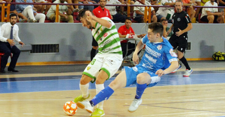 Lucas Perin trata de tirar a puerta en el encuentro contra el Noia. Foto: Córdoba Futsal