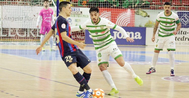 Lucas Perin encima a Carlos Ortiz. Foto: Córdoba Futsal