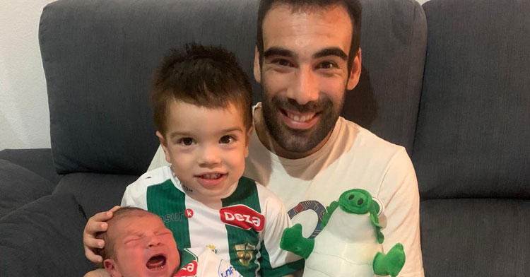 Prieto posando con sus hijos tras el nacimiento del segundo, Lucas, ataviados los dos con los colores del Córdoba Patrimonio. Foto: @PR13TO89